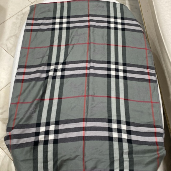 Burberry scarf π§£gray red black 100% cashmere made in Scotland 54β by 72β unisex - Picture 10 of 16